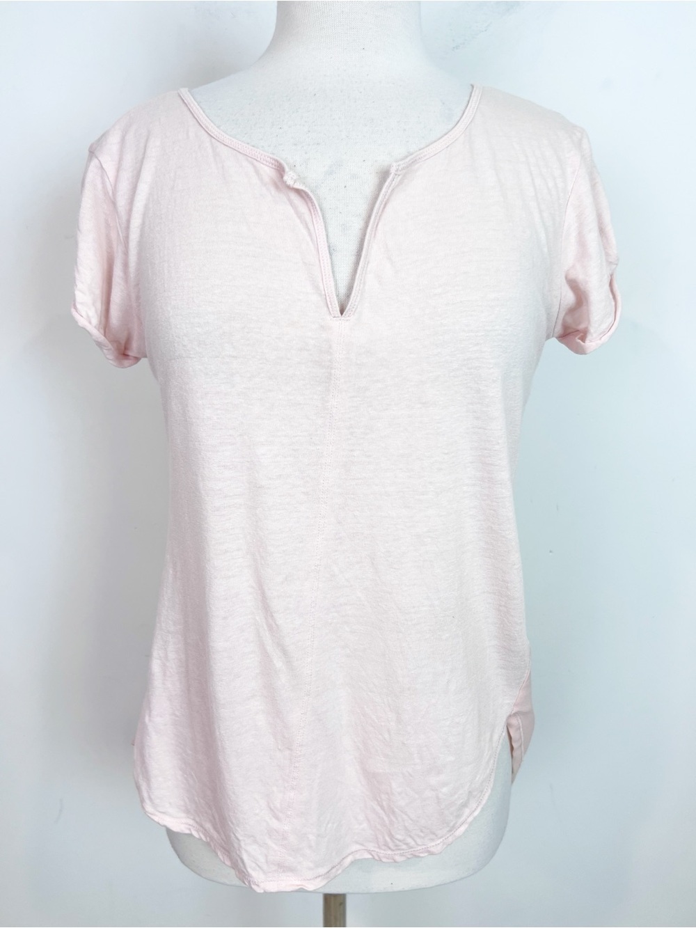 SANCTUARY PALE PINK SHORT SLEEVE V-NECK CONTRAST FABRIC BACK SHIRT SZ SMALL